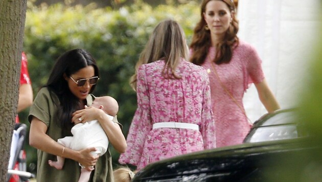 Die Herzoginnen Meghan und Kate besuchten gemeinsam mit ihren Kids ein Polo-Turnier. (Bild: Royalfoto / Action Press / picturedesk.com)