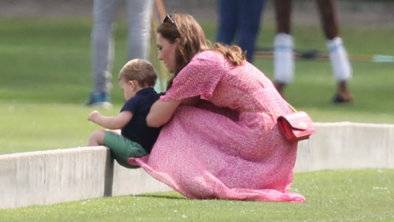 Prinz Louis erkraxelte ein kleines Mäuerchen. (Bild: AP)