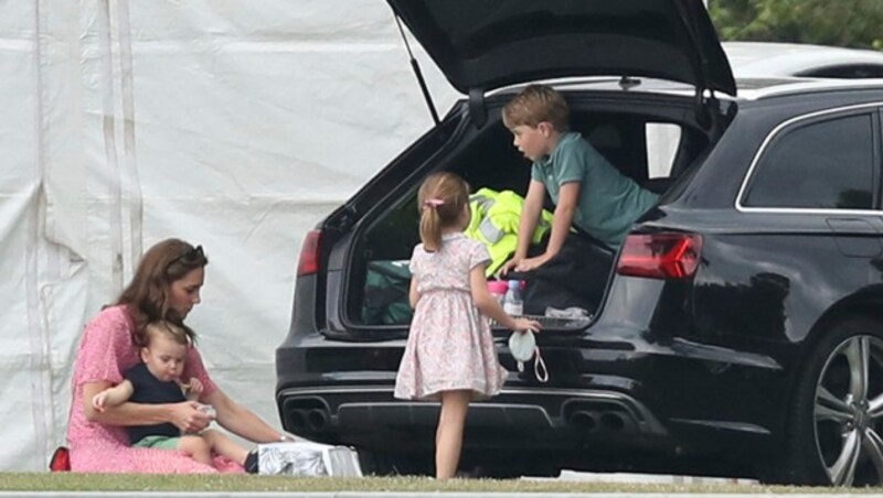 Herzogin Kate picknickte mit ihren Kindern beim Familienauto. (Bild: AP)