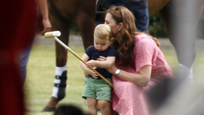 Prinz Louis mit Mama Kate beim Polo-Turnier (Bild: Royalfoto / Action Press / picturedesk.com)