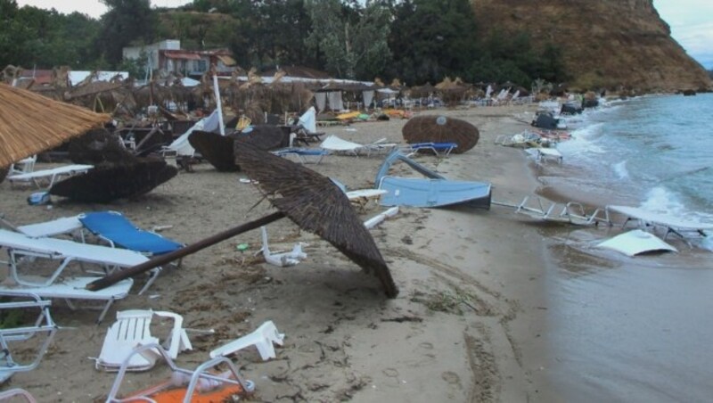 Der Strand von Chalkidiki ist nach dem schweren Sturm komplett verwüstet. (Bild: AP)