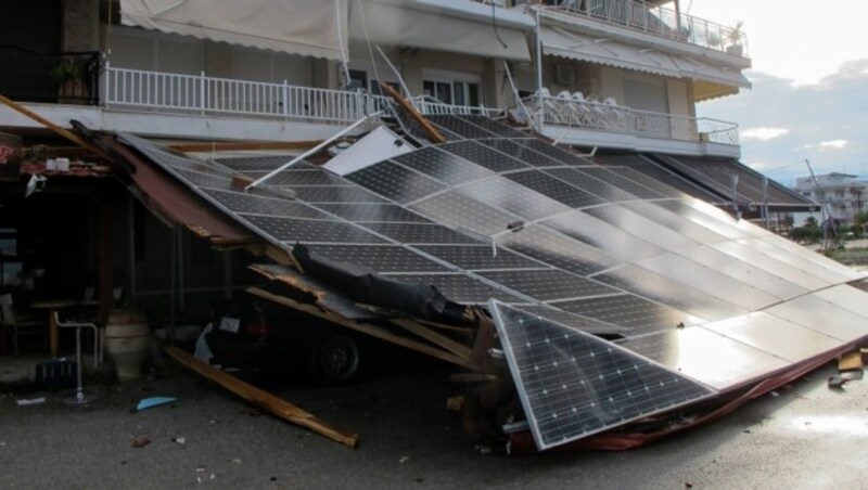 Dieses Auto wurde von einem Vordach eines Geschäfts begraben. (Bild: AP)