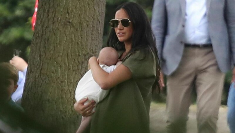 Herzogin Meghan hält beim Royal Charity Polo Day in Wokingham Baby Archie im Arm. (Bild: AP)