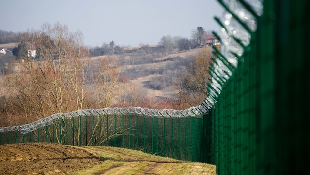 Die FPÖ fordert erneut das Aufstellen eines Grenzzauns. (Bild: AFP)
