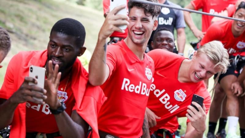 Jerome Onguene (li.), Dominik Szoboszlai (Mitte) und Erling Haaland haben Spaß im Trainingscamp - auch bald in der Champions League? (Bild: GEPA)