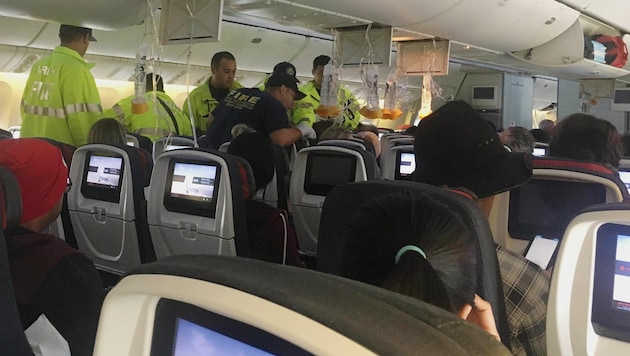 Dieses Bild vom Einsatz an Bord der Air-Canada-Maschine stellte die Band Hurrican Fall, die sich auf dem Heimflug befand, zur Verfügung. (Bild: AP/Hurricane Fall)