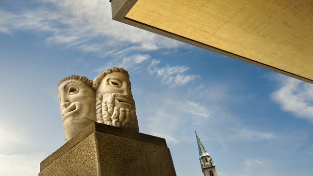 Masken vor dem Festspielhaus (Bild: Luigi Caputo)
