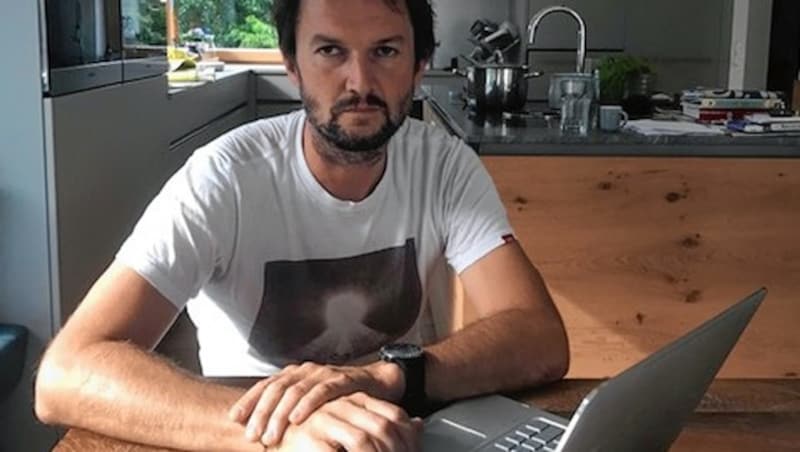 Robert Ruhmer studiert am Laptop immer wieder Luftbilder von dem Ort des Dramas. „Weil ich hoffe, dadurch vielleicht eine Ahnung zu bekommen, was mit Klaus geschehen sein könnte.“ (Bild: Martina Prewein)