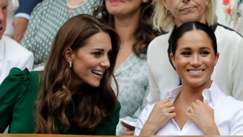 Herzogin Kate und Herzogin Meghan bei einem Besuch in Wimbledon (Bild: AP)