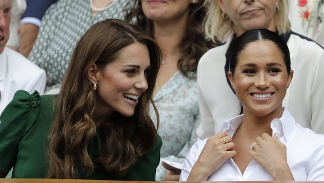 Herzogin Kate und Herzogin Meghan bei einem Besuch in Wimbledon (Bild: AP)