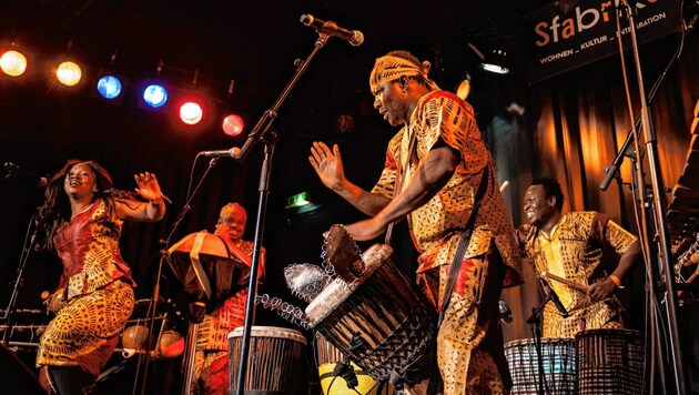 Afrikanisches Rhythmus-Feuerwerk zum Murszene-Start mit Louis Sanou & Les Cinq Frères (Bild: Murszene)