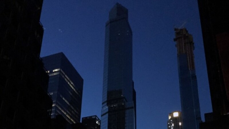 In Manhattan gingen am Samstagabend die Lichter aus. (Bild: AFP )