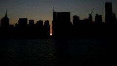 Die Skyline New Yorks im Sommer 2019: großteils unbeleuchtet. (Bild: AFP)