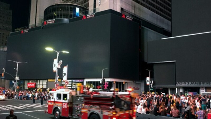 Die berühmten Billboards am Times Square gingen am Samstagabend plötzlich aus. (Bild: AFP )