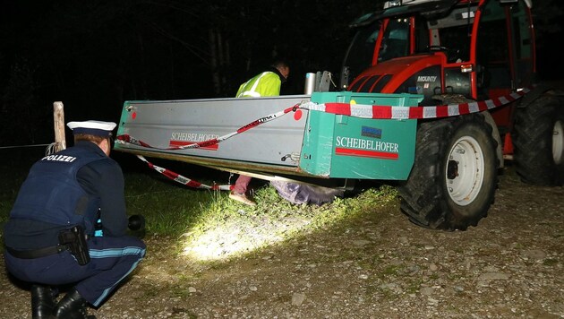 Polizisten untersuchen einen Traktor, von dem zwei Kinder aus Österreich überrollt wurden. (Bild: APA/dpa/Benjamin Liss)