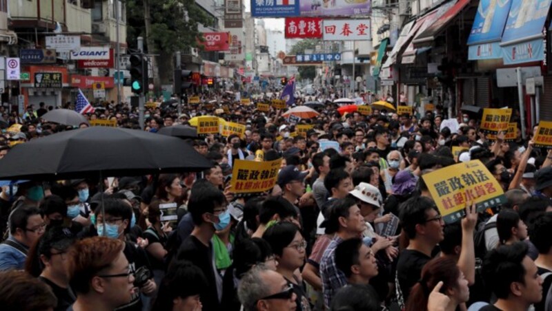 Tausende zogen durch die Straßen von Sheung Shui. (Bild: AP)