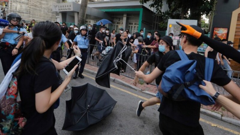 Zwischen der Polizei und den Demonstranten kam es zu Gefechten. (Bild: AP)