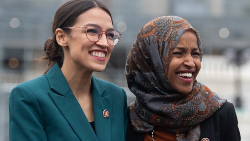 Alexandria Ocasio-Cortez und Ilhan Omar (Bild: AFP)