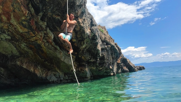 Julian hängt auf dem Seil ab - gleich wagt er den Sprung ins kristallklare Meerwasser! (Bild: Steiner Clara Milena)