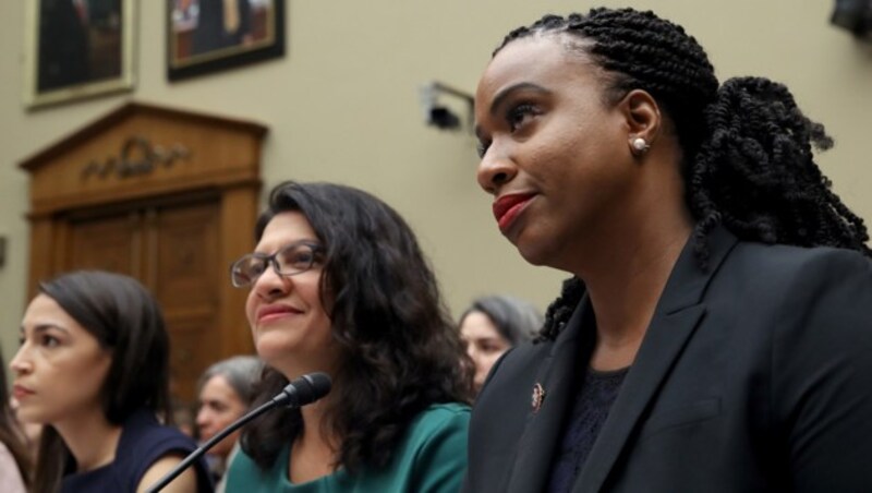 Die Demokratinnen Ayanna S. Pressley (re.), Alexandria Ocasio-Cortez (li.) und Rashida Tlaib (Bild: AFP)