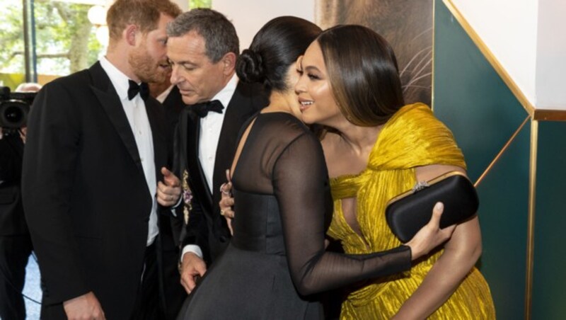 Herzliche Begrüßung: Für Beyonce machte Herzogin Meghan eine Ausnahme. (Bild: AFP)