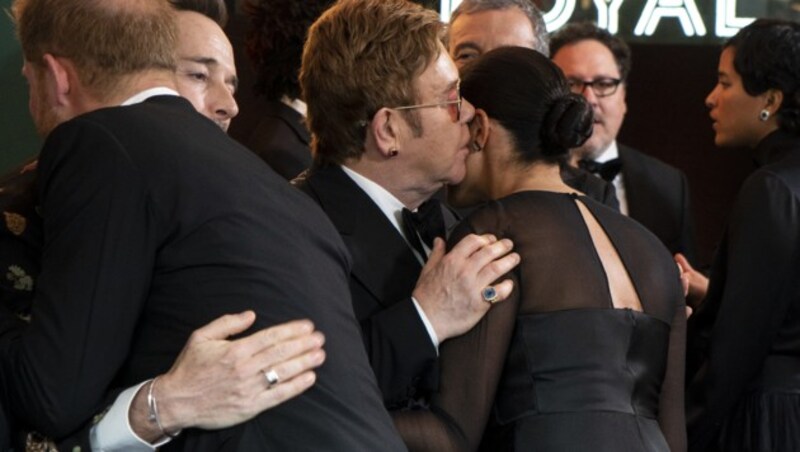 Ein Küsschen von Elton John für Herzogin Meghan (Bild: AFP)