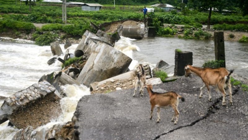 Die Fluten infolge des Monsunregens haben auch diese Brücke im indischen Taipu mit sich gerissen. (Bild: AFP)