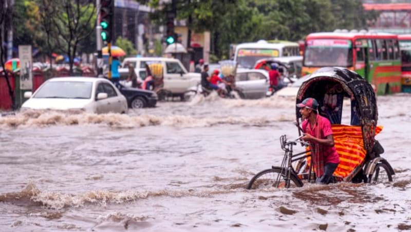 Heftige Regenfälle in Bangladesh haben auch Dhaka unter Wasser gesetzt. (Bild: AFP)