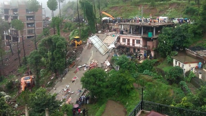 Wegen des Monsunregens rutschte ein Haus im indischen Kumarhatti mitsamt dem Hang in die Tiefe. (Bild: AFP)