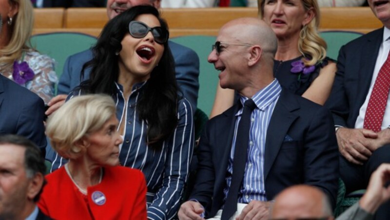 Jeff Bezos und Freundin Lauren Sanchez beim Wimbledon-Finale der Herren (Bild: AFP )