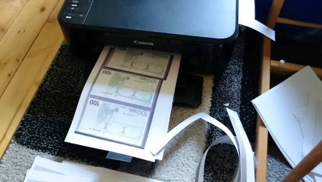 Die Polizei fand im Drucker noch frisch ausgedruckte gefälschte Banknoten. (Bild: Polizeidirektion Pirmasens)