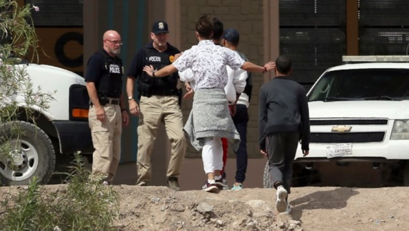 Migranten an der Grenze zwischen El Paso, Texas, und Juarez im Bundesstaat Chihuahua in Mexiko (Bild: AP)