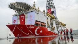 Die Yavuz ist eines der drei Bohrschiffe, die derzeit vor der Küste Zyperns nach Erdgas suchen. (Bild: APA/AFP/BULENT KILIC)