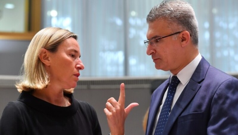 EU-Außenbeauftragte Federica Mogherini im Gespräch mit dem maltesischen Außenminister Carmelo Abela am Rande des Außenministertreffens am 15. Juli 2019 (Bild: APA/AFP/JOHN THYS)