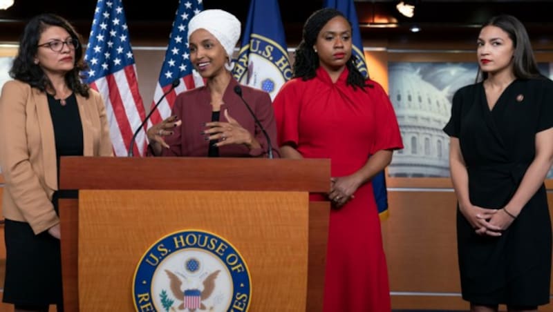 Gegen sie wütet US-Präsident Trump: Die demokratischen Abgeordneten Rashida Tlaib, Ilhan Omar, Ayanna Pressley und Alexandria Ocasio-Cortez (v.l.) (Bild: AP)