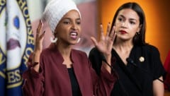 Ilhan Omar und Alexandria Ocasio-Cortez (Bild: AP)