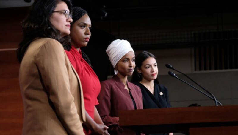 Rashida Tlaib, Ayanna Pressley, Ilhan Omar und Alexandria Ocasio-Cortez (Bild: APA/AFP/GETTY IMAGES/Alex Wroblewski)