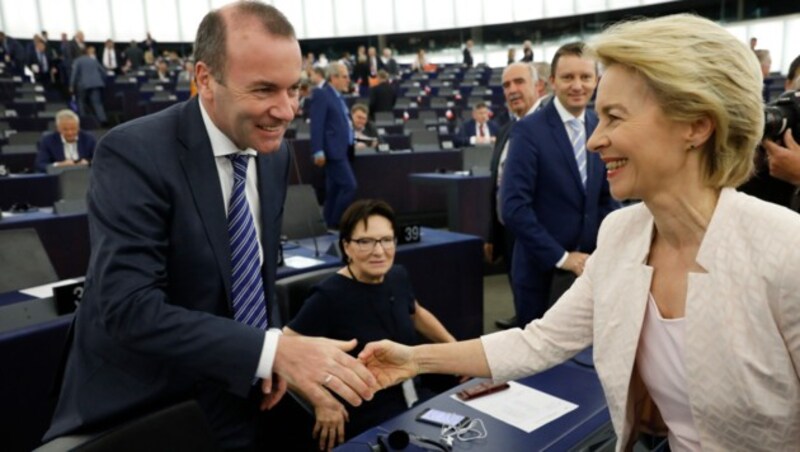 Manfred Weber (CSU) war ein Spitzenkandidat, wird aber nicht Kommissionspräsident. Ursula von der Leyen (CDU) wurde von den EU-Staats- und -Regierungschefs wie aus dem Hut gezaubert und könnte die erste Frau an der Spitze der EU-Kommission werden. (Bild: AP)