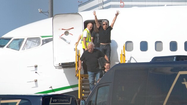 Jon Bon Jovi zeigte sich bei seiner Ankunft in Wien-Schwechat top motiviert. (Bild: babiradpicture - abp)