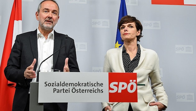 SPÖ-Bundesgeschäftsführer Thomas Drozda und SPÖ-Chefin Pamela Rendi-Wagner zeigen sich offen für „ernsthafte Gespräche“ mit der ÖVP, sollte sich nach der Nationalratswahl im September die Gelegenheit ergeben, über eine Regierungszusammenarbeit zu verhandeln. (Bild: APA/LUKAS HUTER)