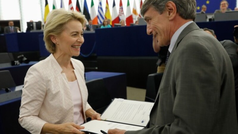 Ursula von der Leyen mit dem Präsidenten des EU-Parlaments, David-Maria Sassoli (Bild: The Associated Press)