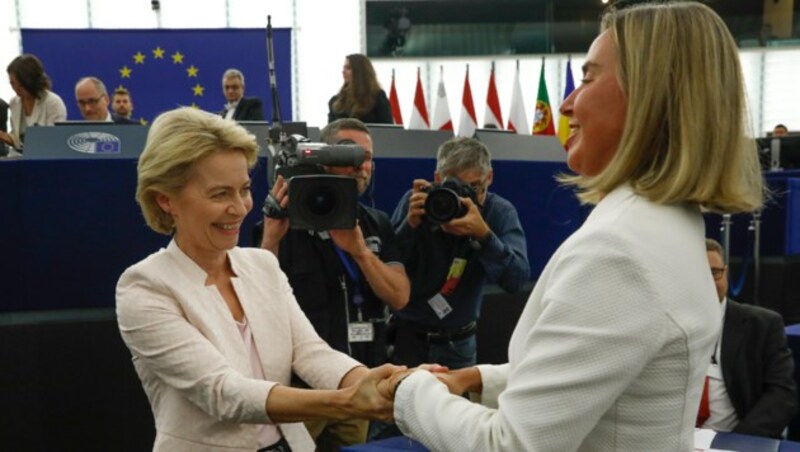 Ursula von der Leyen mit der EU-Außenbeauftragten Federica Mogherini (Bild: The Associated Press)