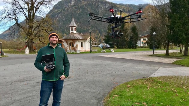 Johannes Schlechter mit seiner Drohne (Bild: Johannes Schlechter)