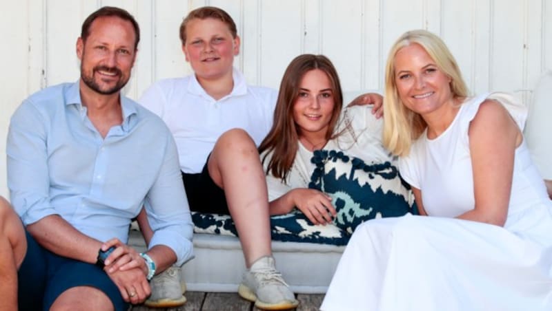 Der norwegische Kronprinz Haakon, seine Frau Mette-Marit und ihre Kinder Ingrid Alexandra und Sverre Magnus verbringen ihren Urlaub in ihrem Landhaus in Dvergsoya, Norwegen. (Bild: NTB scanpix / picturedesk.com)