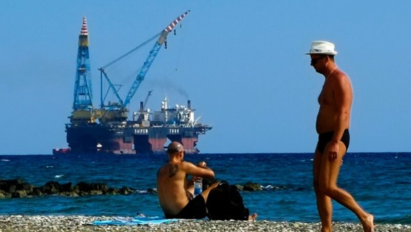 Der Strand von Larnaka (Zypern) mit Blick auf ein Bohrschiff (Bild: AP)