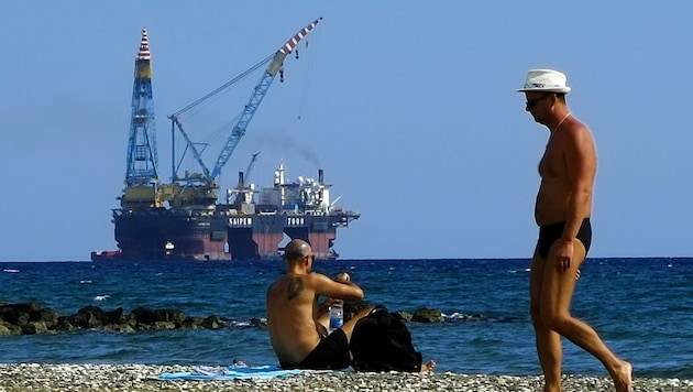 Der Strand von Larnaka (Zypern) mit Blick auf ein Bohrschiff (Bild: AP)