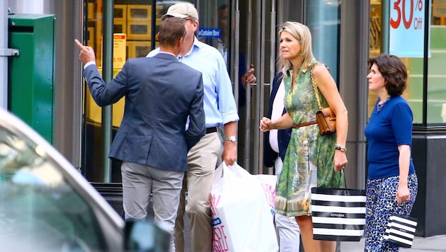 Königin Maxima und König Willem-Alexander tragen Einkaufstaschen. (Bild: www.PPS.at)