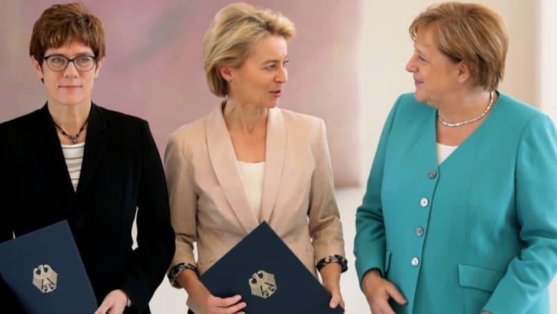 (v.r.n.l.) Angela Merkel, EU-Kommissionspräsidentin Ursula von der Leyen und Annegret Kramp-Karrenbauer, die neue deutsche Verteidigungsministerin (Bild: AP)