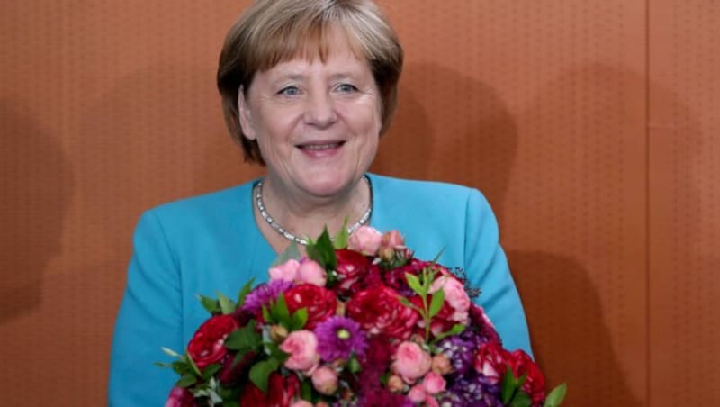 Blumen zum 65er von Angela Merkel (Bild: AP)