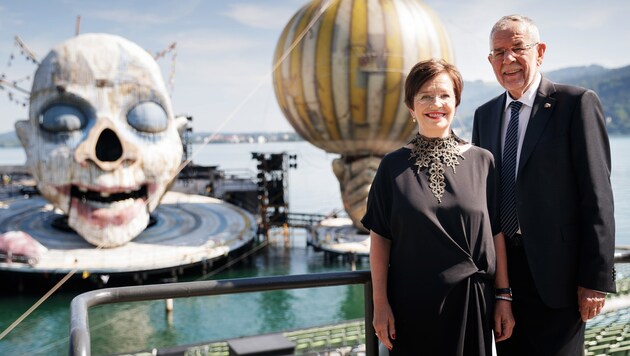 Alexander Van der Bellen und Doris Schmidauer vor der Bregenzer Seebühne (Bild: APA/BUNDESHEER/PETER LECHNER)